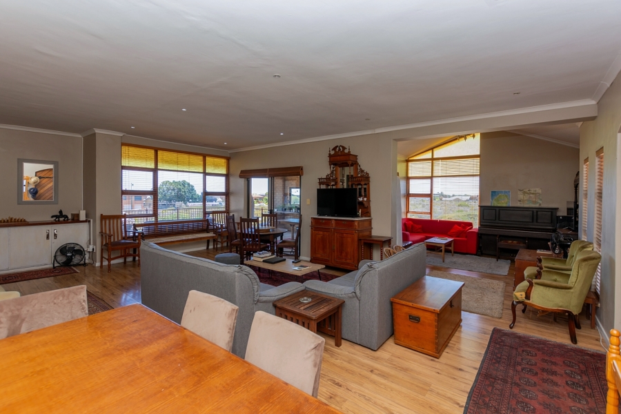6 Bedroom Property for Sale in Middedorp Western Cape